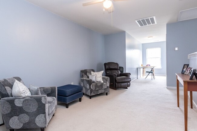 Building Photo - 3 Bedroom 2.5 Bath Townhouse in Grand Oaks...
