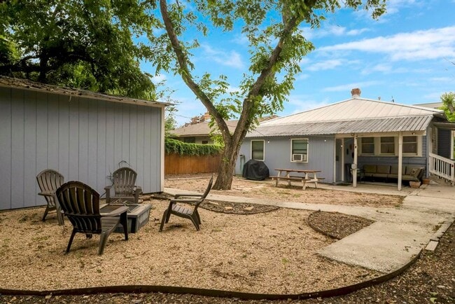 Building Photo - Fully Furnished 3 bedroom 2 bath  for 2 weeks or a Month stay