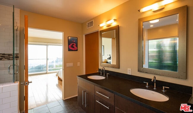 Building Photo - 2158 Sunset Plaza Dr