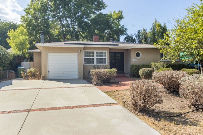 Primary Photo - Spacious 3 Bedroom / 2 Bathroom Home in La...