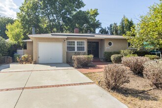 Building Photo - Spacious 3 Bedroom / 2 Bathroom Home in La...