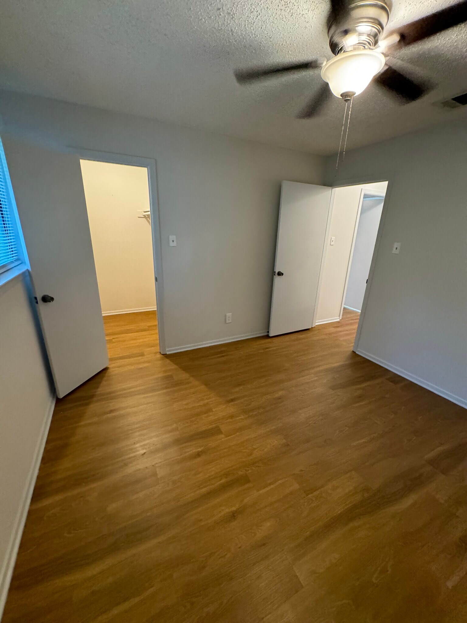 11.5'x11.5' ~130 sq ft bedroom w/ walk-in closet - 7000 Oak Meadow Cir