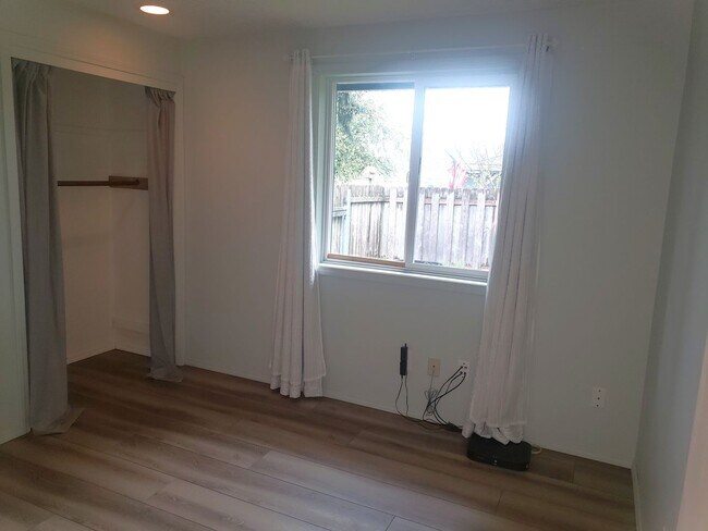 Building Photo - Adorable One-Level House with Huge Backyard in Vancouver!