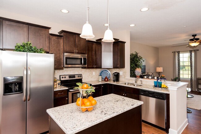 Building Photo - 3 Bedroom Townhome with Garage!