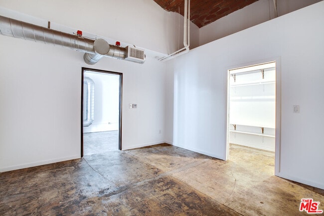 Building Photo - 215 W 7th St