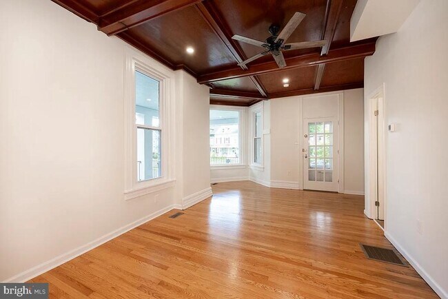 Building Photo - 554 Main St