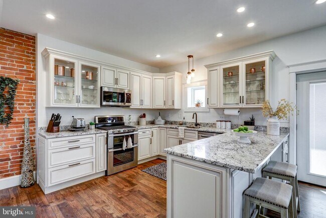 Building Photo - 354 New Holland Ave