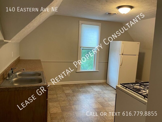 Building Photo - Recently Updated - Upper One Bedroom with ...