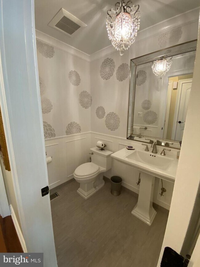 Building Photo - 6 Linden Ln