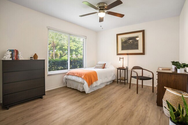 Building Photo - ** VICTORIA PARK ** 4 BED / 2 BATH - POOL ...