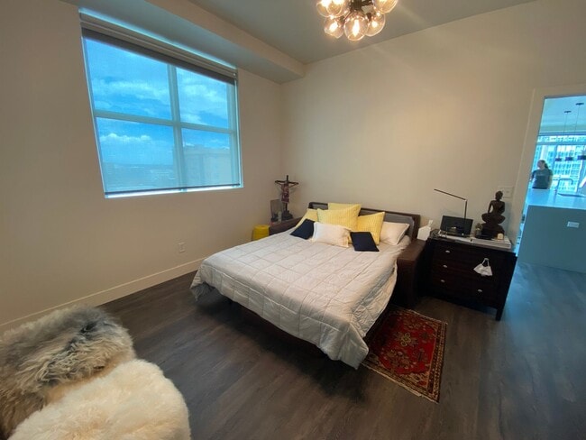 Building Photo - Large 2 bedroom 2 1/2 bath condo at One Li...
