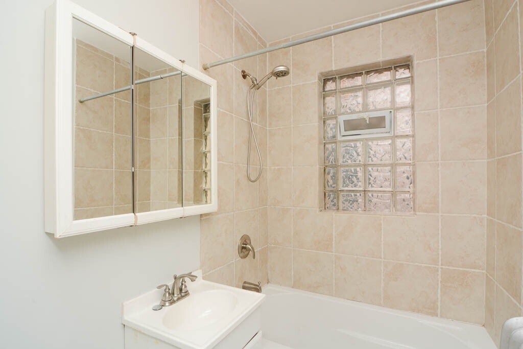 Building Photo - 551.5 W Surf St