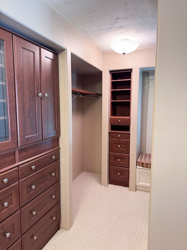 Building Photo - 3 bed 2.5 bath with the perfect blend of c...
