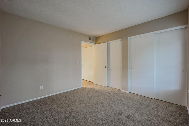 Building Photo - 1007 E Oraibi Dr