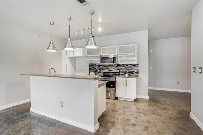 Building Photo - 1111 S Akard-33045