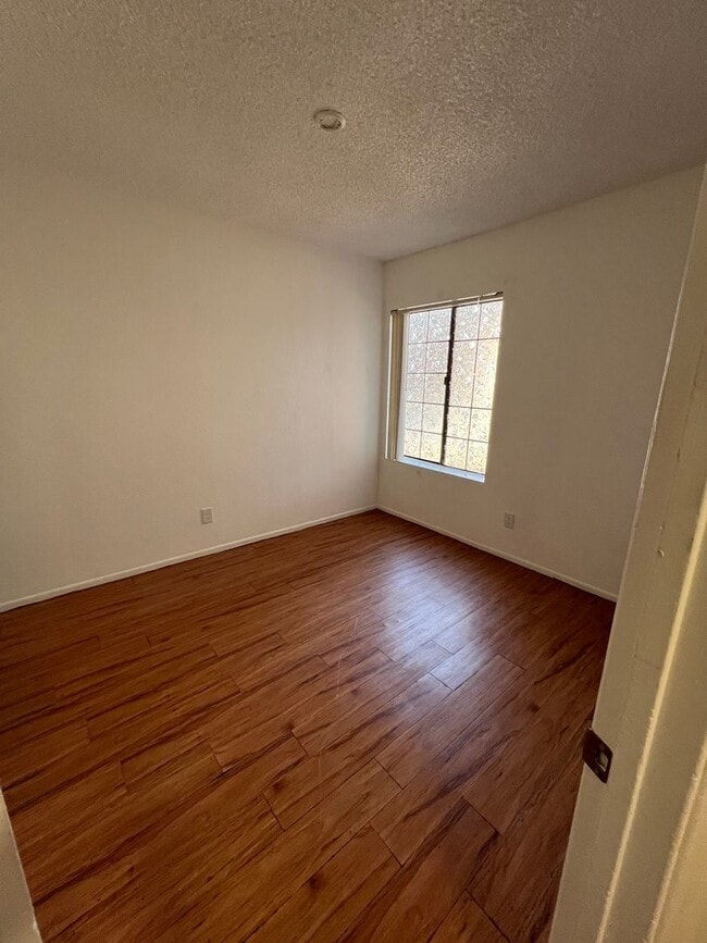 Building Photo - 3 Bedroom 2 bath Condo in Midvale!