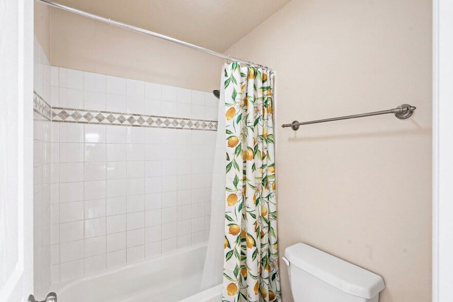 Building Photo - 243 W 13th Ave