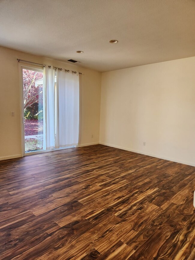 Building Photo - Folsom Parkway 3 Bdrm, 2 bath - Close to s...