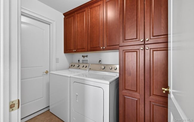 Building Photo - 702 Equestrian Way