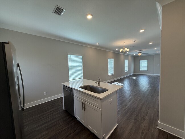 Building Photo - 202 Date Palm Lane
