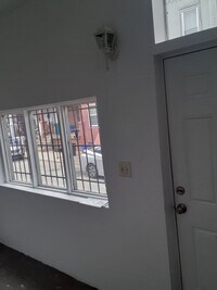 Building Photo - 3 bedroom/ 2 bath - home located in South West Philly