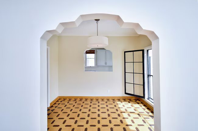 Building Photo - 724 S Genesee Ave