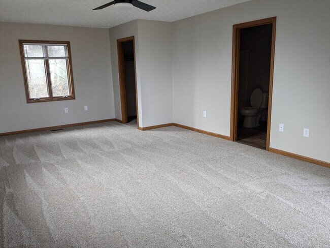 Building Photo - Beautiful 3 Bedroom, 2.5 Bathroom Condo