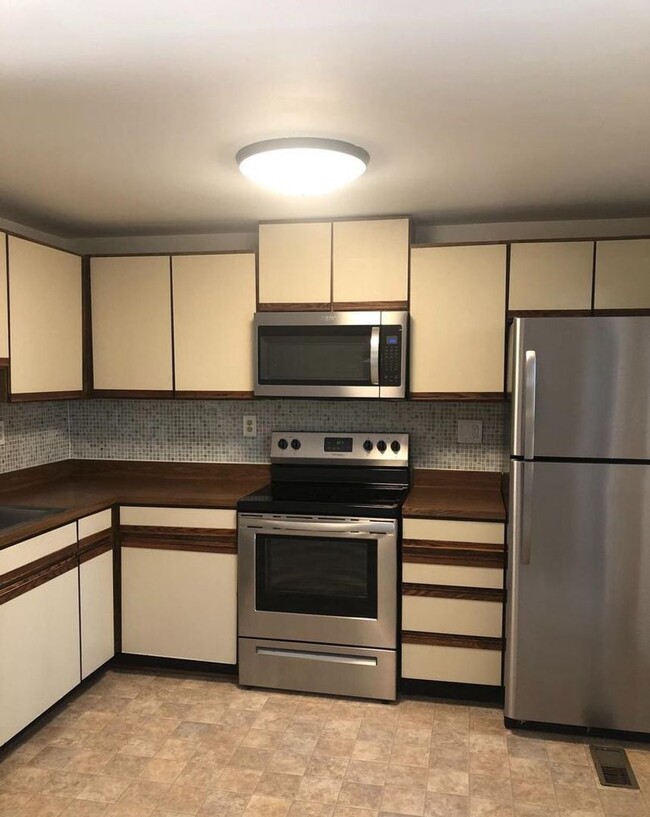 Building Photo - Gorgeous 2BR 2BA 3 level town home fully updated and located in Essex Place