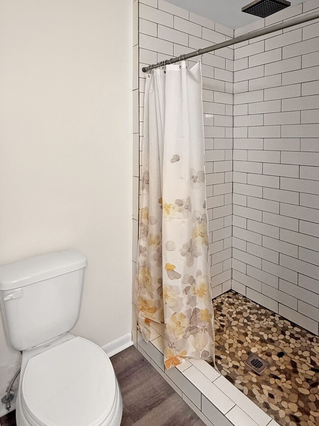 Building Photo - 204 Meadow Ln