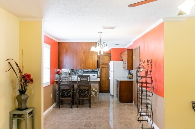 Building Photo - Charming 3 bedroom 2 bath home available soon!!
