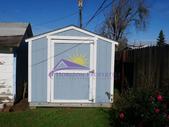 Building Photo - Unique 3 Bed 1.5 Bath 1,173 Sq. Ft. South Sacramento Home in Freeport Village