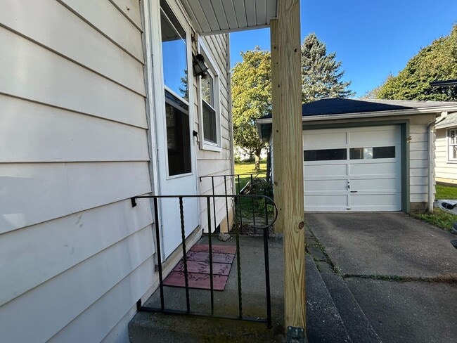 Building Photo - 518-520 Sloan Ave