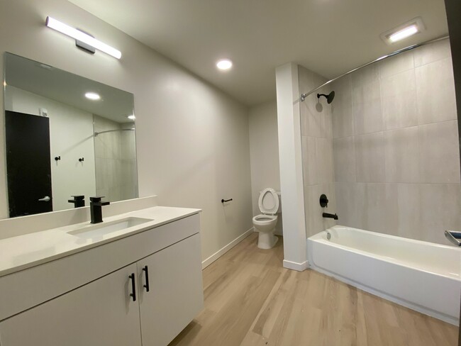 Hall Bath - Brookside Commons