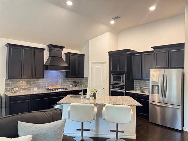 Building Photo - 1020 Lake Sierra Wy