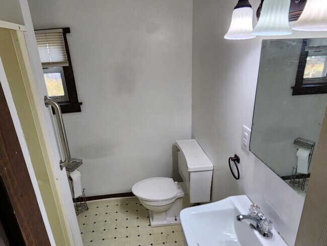 Building Photo - Benjamin st apt#4