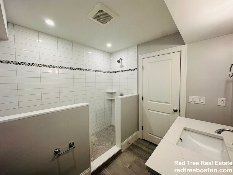 Building Photo - 100 Brooks St