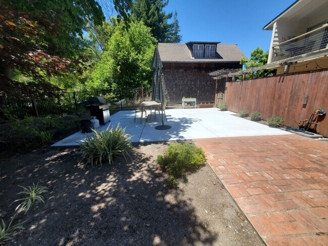 Building Photo - 207 Kent Ave