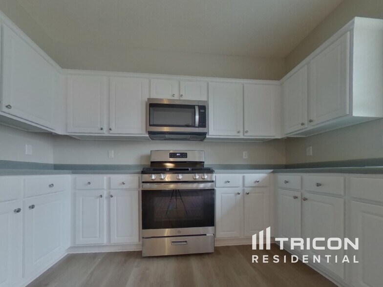 Building Photo - 2021 Maple Ridge Dr NW