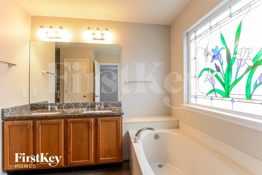 Building Photo - 14 Rivermeadows Dr