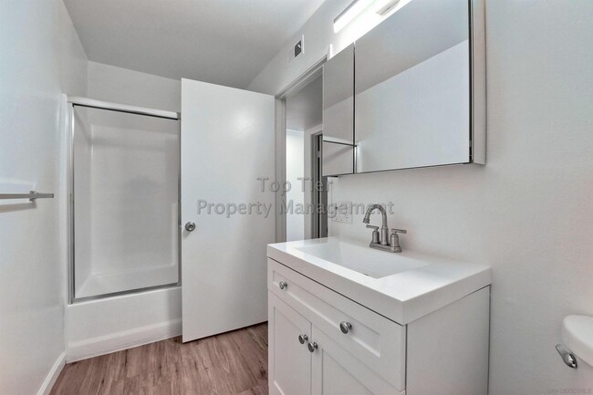 Building Photo - ***Beautiful 6 bed / 3 bath / 2,113 sqft H...