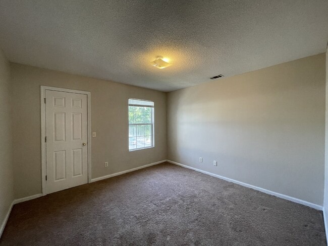 Building Photo - Apartment For Rent