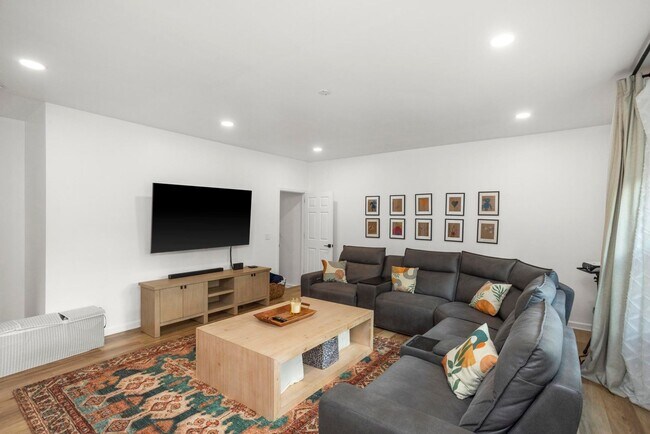 Building Photo - 1009 Elmshade Ln