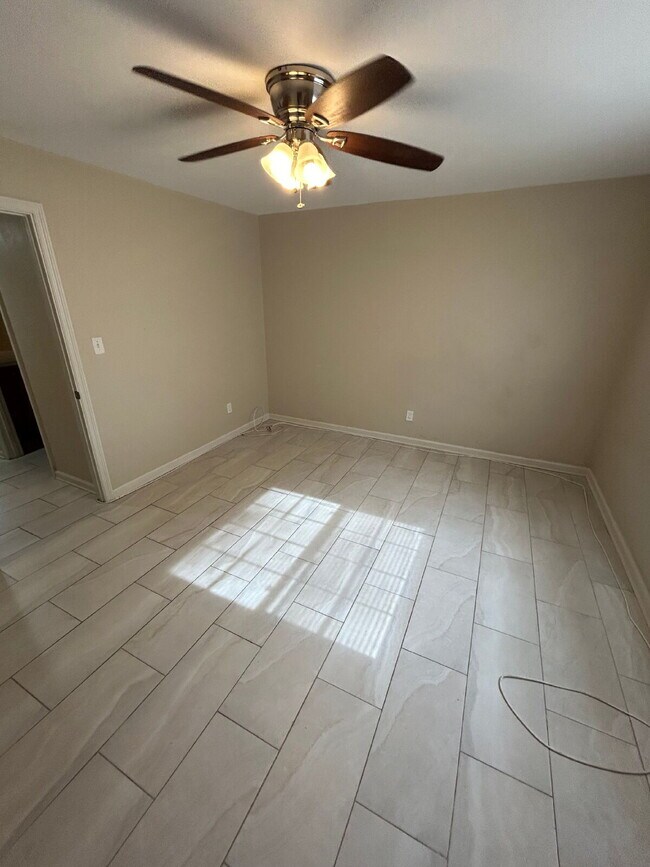 Building Photo - 1BD/ 1BA Apartment Located Within Walking distance of FAMU! True One Bedroom Apartment!