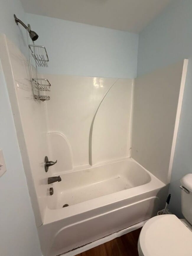 Building Photo - 3 Bedroom 2 Bathroom in a Tri-plex