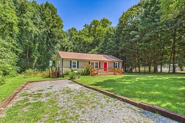 Building Photo - Charming Ranch Home with Bonus Studio & Ou...