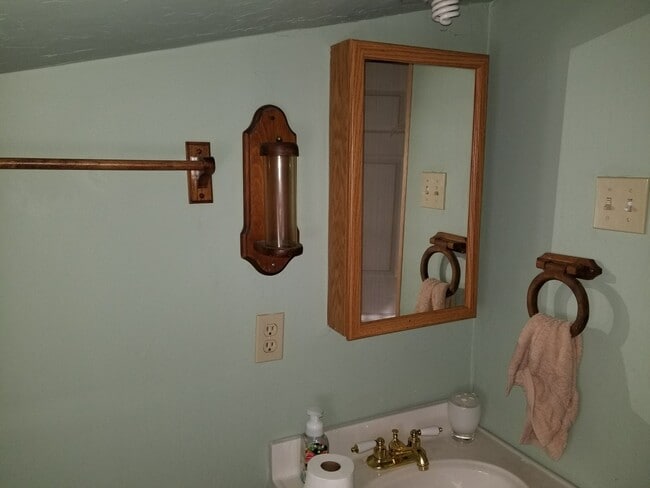 Building Photo - 2 Bedroom with 1.5 baths