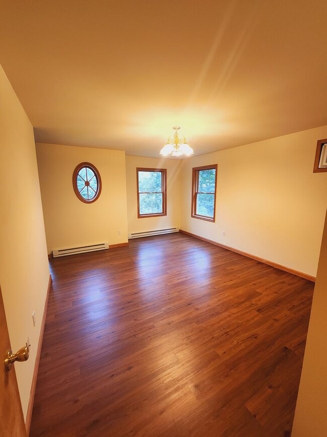 Building Photo - Wonderful 3 bedroom 2.5 bath home w/garage