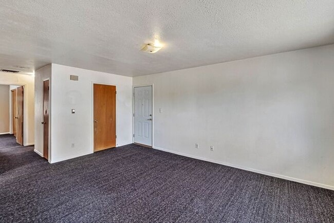 Building Photo - Charming 2-Bedroom Apartment in Prime Clifton Location