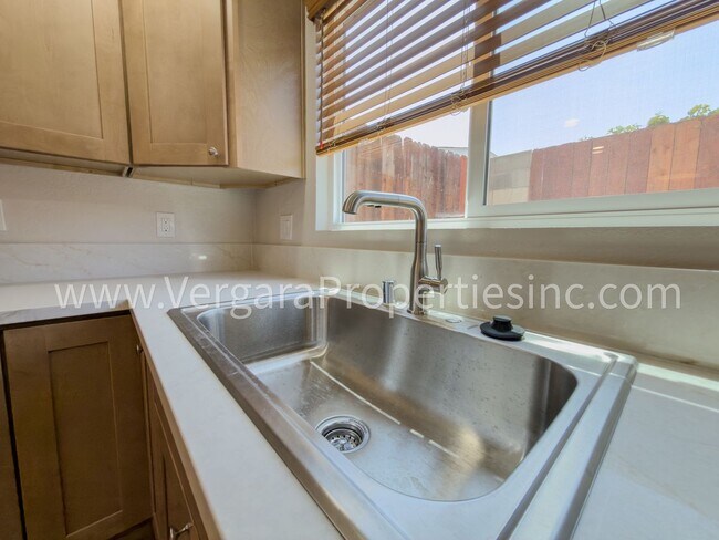 Building Photo - 1136 Gian Dr