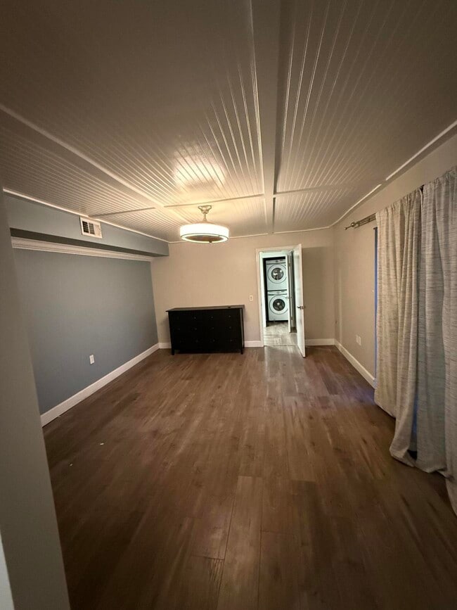 Building Photo - 1405 14th Ln